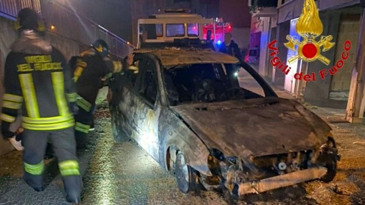 Auto in fiamme davanti al noto ristorante, è mistero - 