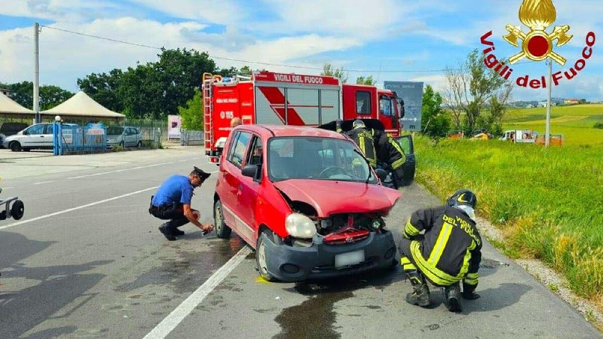 Schianto sulla Statale, feriti una ragazza e un passeggero - 