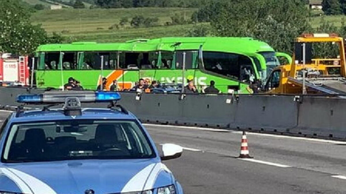 Bus nella scarpata sull'A16, amputata la mano a uno dei feriti - 