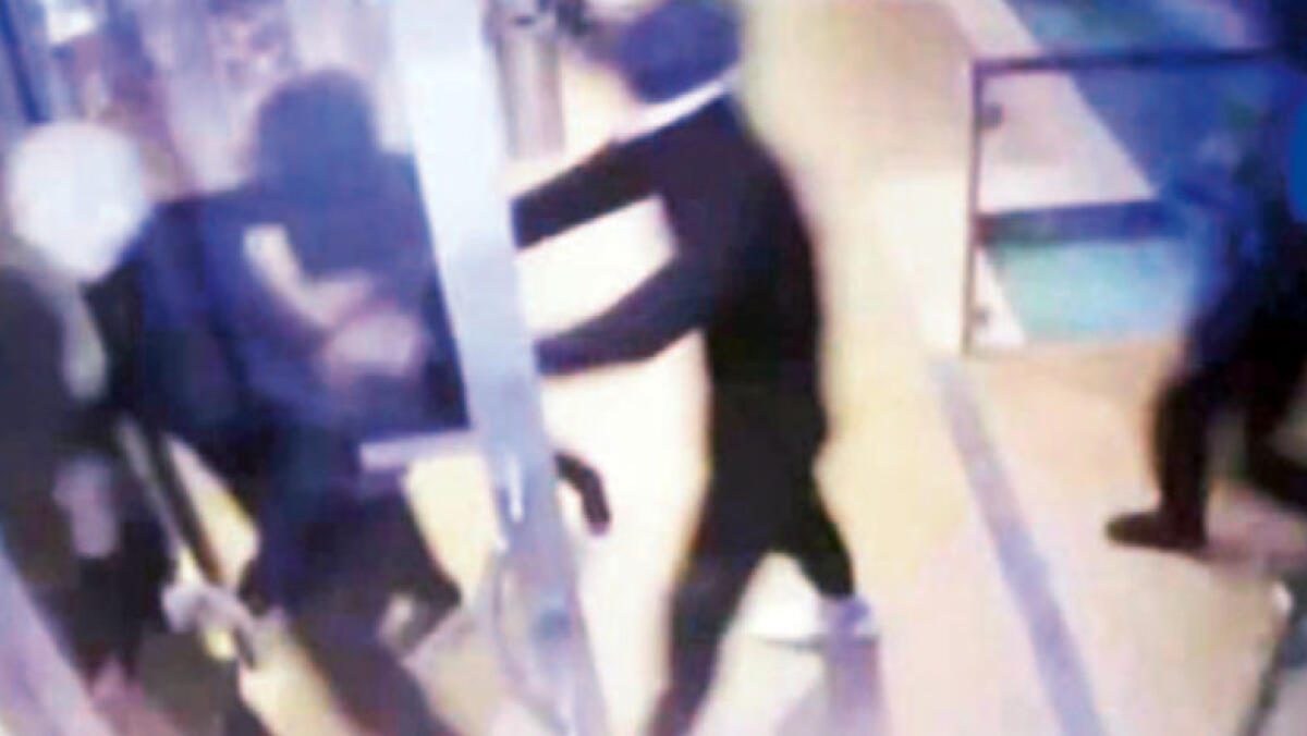 Pistole in faccia ai clienti del ristorante, ecco i rapinatori in azione - 