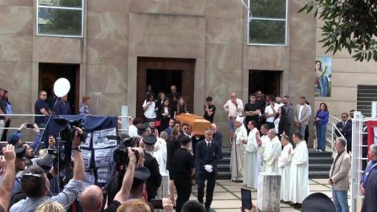 Il feretro di Giulia in spalla fino a sotto casa, palloncini bianchi per Thiago mai nato - 