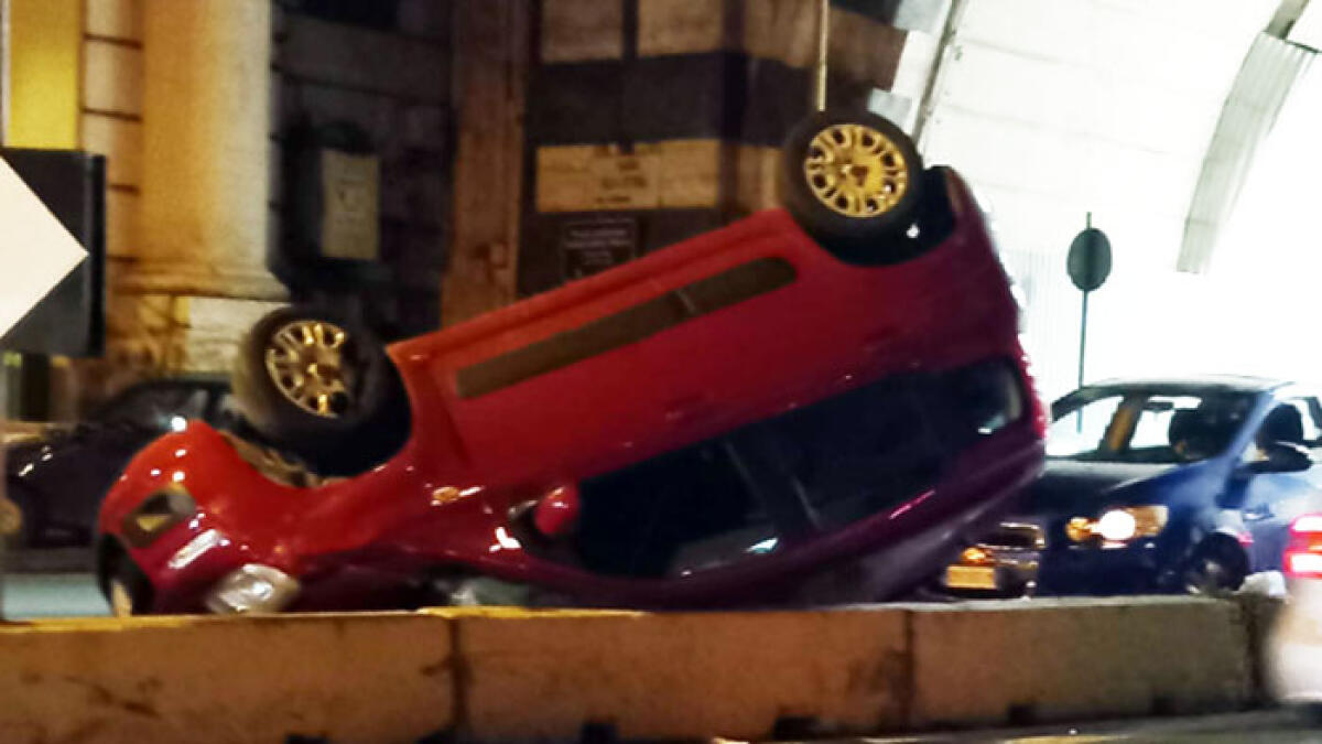 Auto si ribalta in maniera terribile all'uscita dalla galleria - 