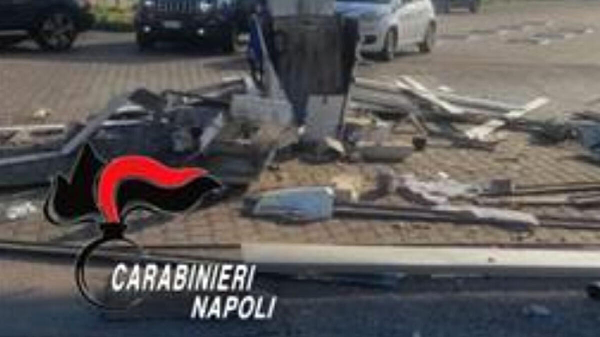 Fanno esplodere bomba dal benzinaio, terrore sotto al Vesuvio - 