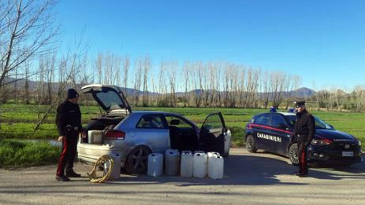 Si travestono da operai e vanno a rubare il gasolio - 
