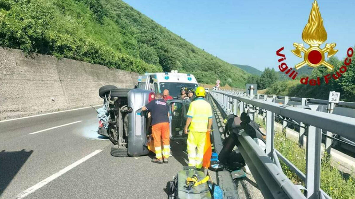 Si ribalta auto sull'A16, in due in ospedale - 