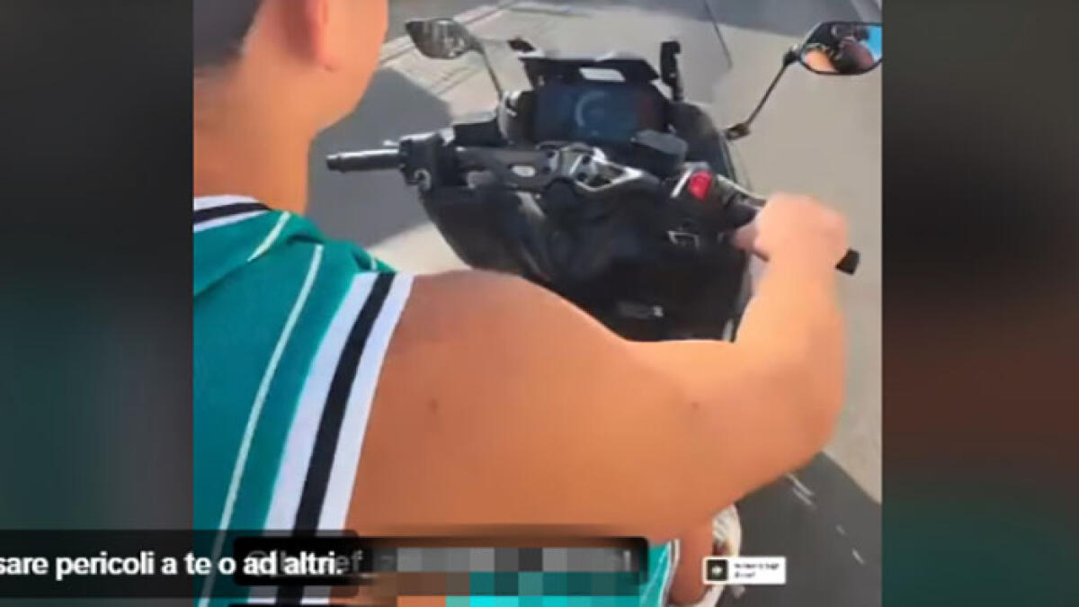 Bambino senza casco alla guida di una moto: il video su TikTok - 