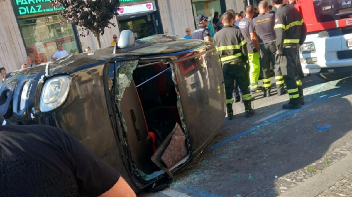 Veicolo si ribalta, momenti di panico nei Paesi Vesuviani - 