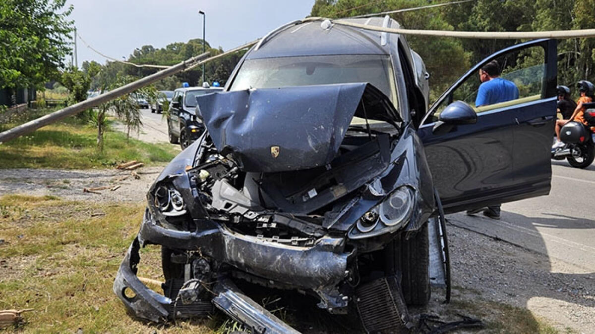 Porsche contro un muro, sangue nell'abitacolo ma nessuna persona all'interno - 