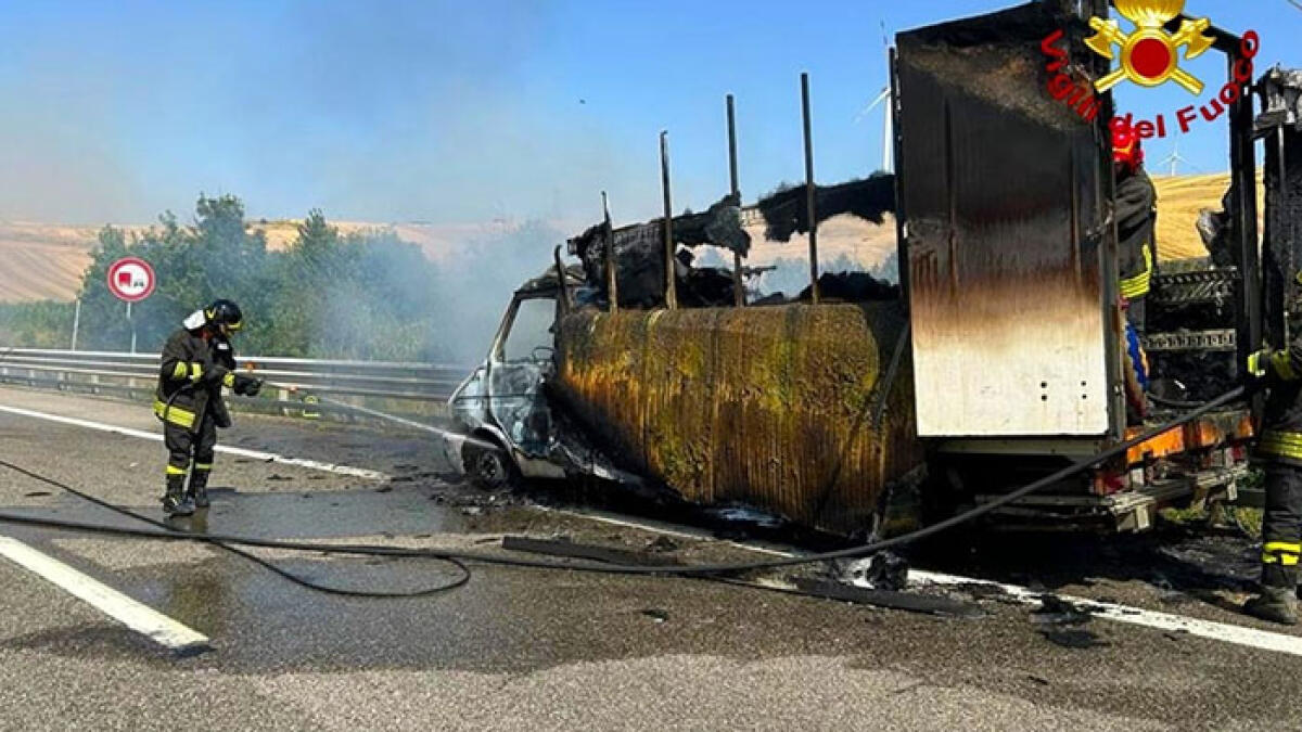 A16, in fiamme furgone che trasporta moto. Altro rogo nel tratto "maledetto" - 