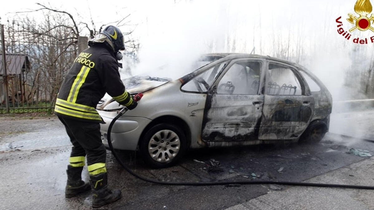 La vicina fa cadere dell'acqua, lui le brucia l'auto - 