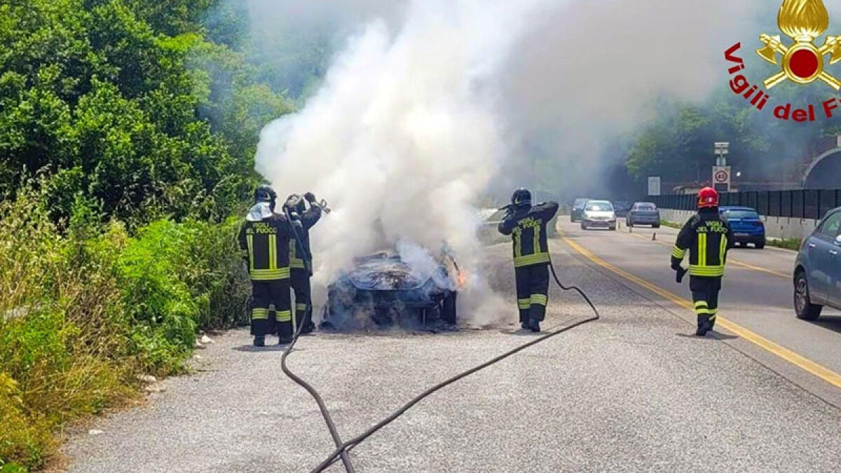 Auto in fiamme sull'A16 mentre l'autista paga il casellante - 