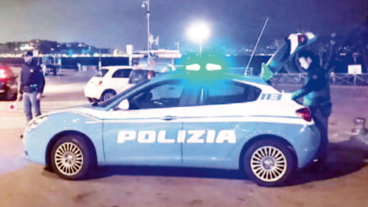 Le tolgono la figlia di due anni, lei va in strada e si attacca il cappio al collo - 