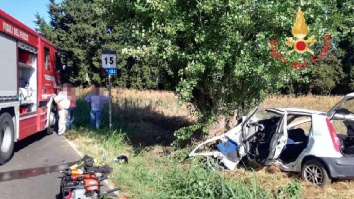 Auto contro albero, morto 15enne e tre feriti - 