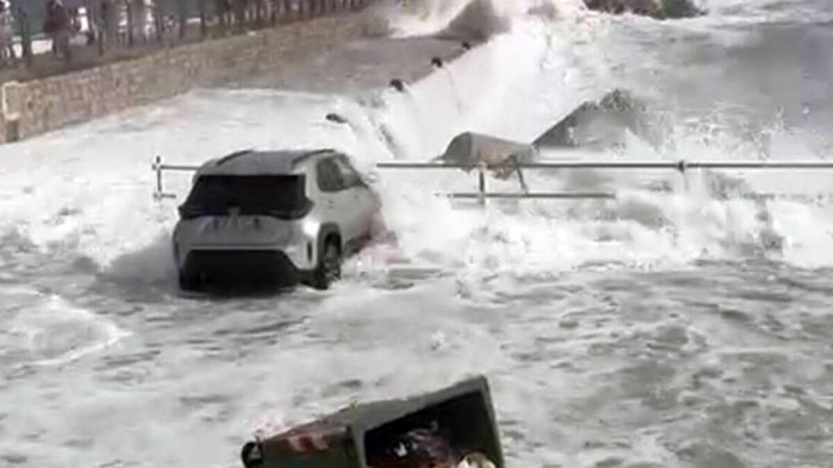 Onde alte due metri in Costiera, la mareggiata arriva sulle strade - 