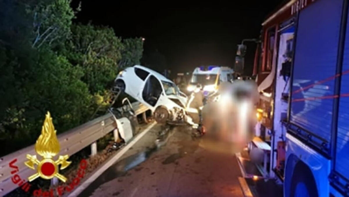 Incidente nella notte, 4 morti: ci sono mamma e le due figlie di 8 e 10 anni - 
