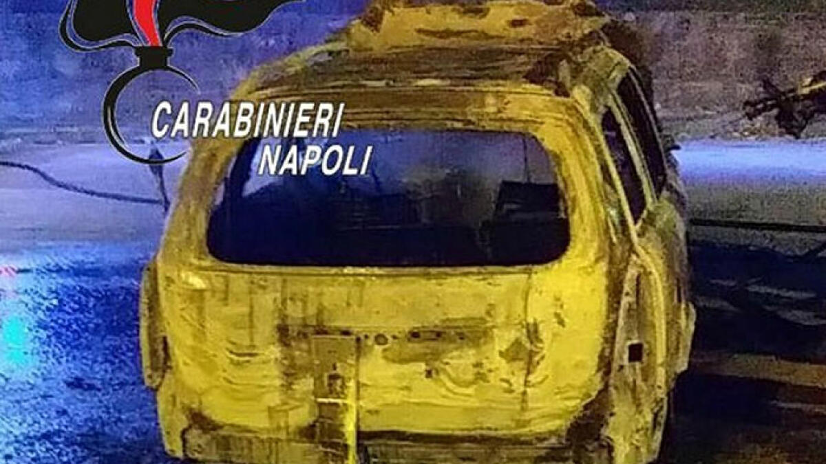 Auto in fiamme nei Paesi Vesuviani - 