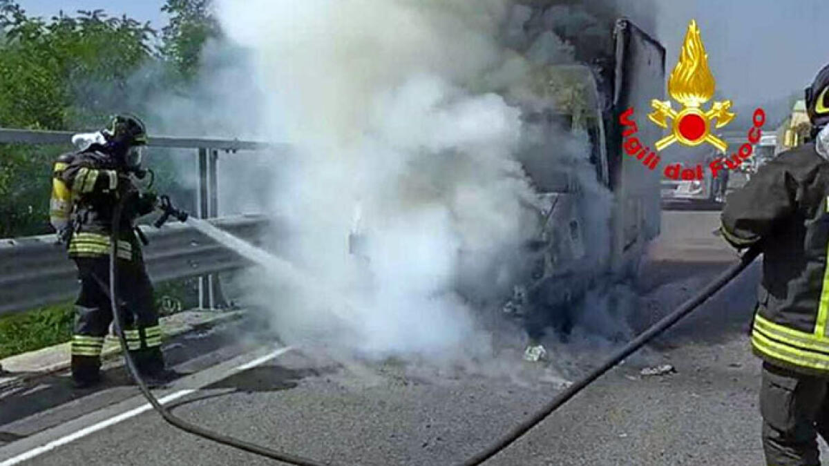 Furgone in fiamme sull'A16, all'interno famiglia con un bambino - 
