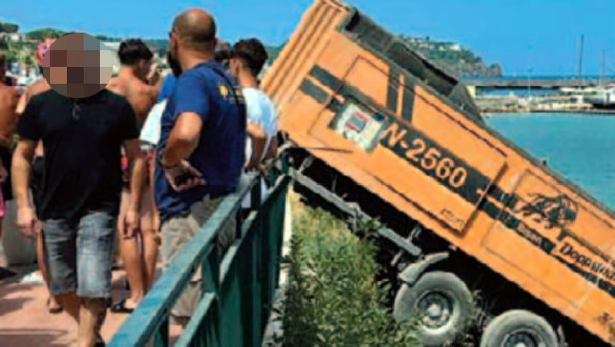 Camion impazzito finisce sugli scogli - 