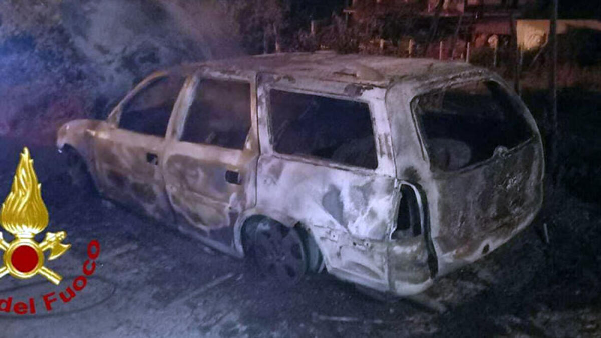 Raid davanti al cimitero, bruciata auto - 