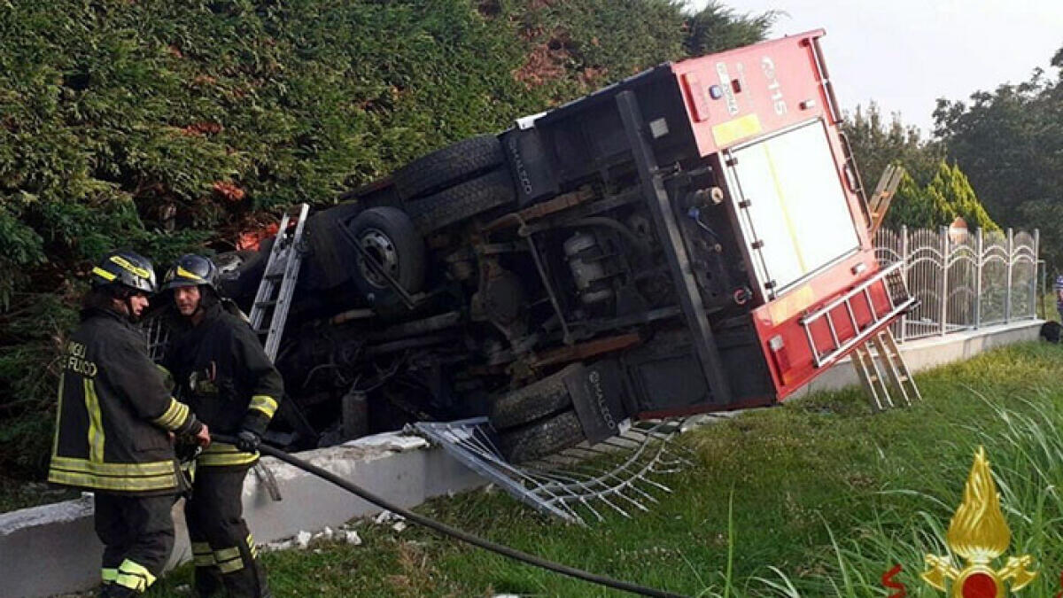 Si schianta autobotte dei pompieri, muore vigile del fuoco - 