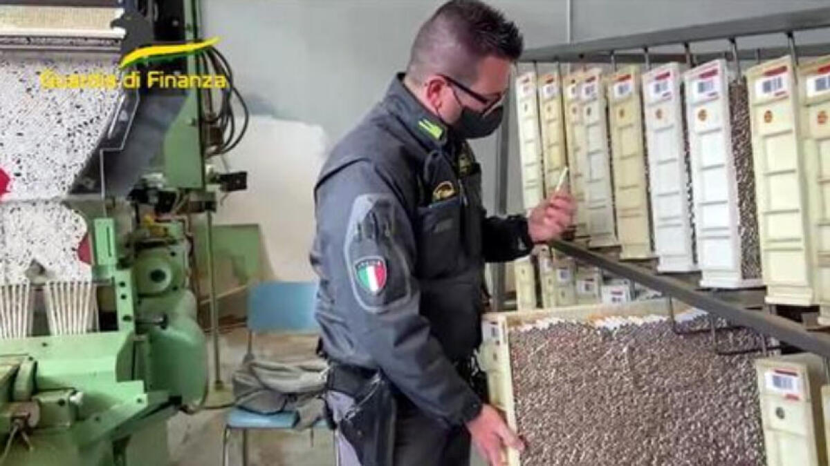 Contrabbandieri napoletano producono sigarette a Milano: 7 arresti - 