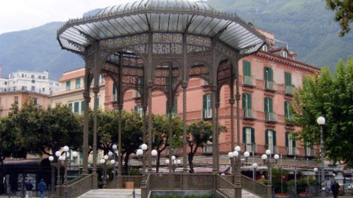 Finisce con l'auto contro la cassa armonica di Castellammare - 