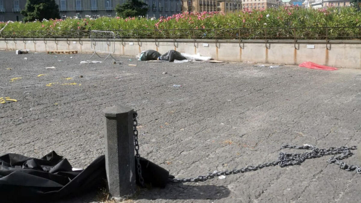 Palazzo Reale nel degrado: persone che dormono e sporcizia - 