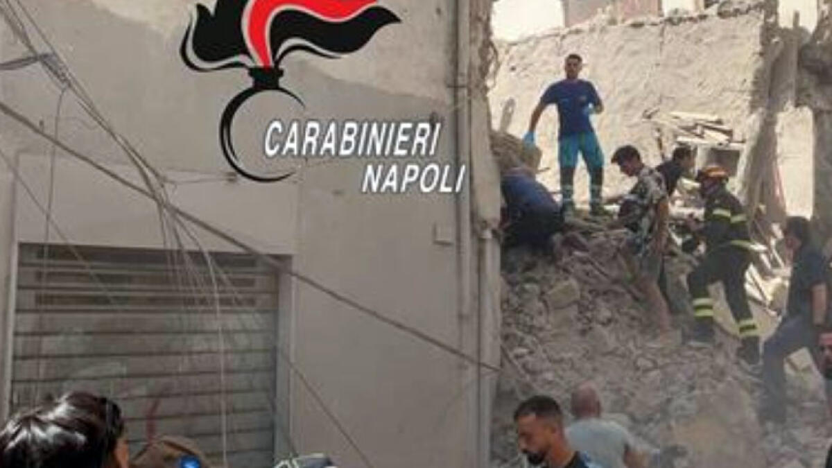 Palazzina crollata a Torre, compaiono crepe in altri edifici vicini: evacuati - 
