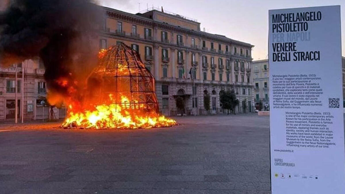 Bruciata all'alba "La Venere degli Stracci": opera completamente distrutta - 
