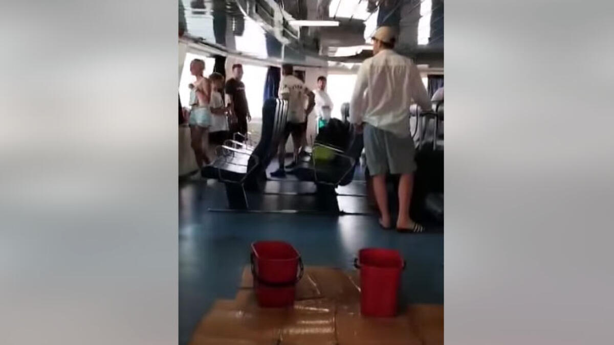 Traghetti con i condizionatori rotti: passeggeri innaffiati con l'acqua contro il caldo - 