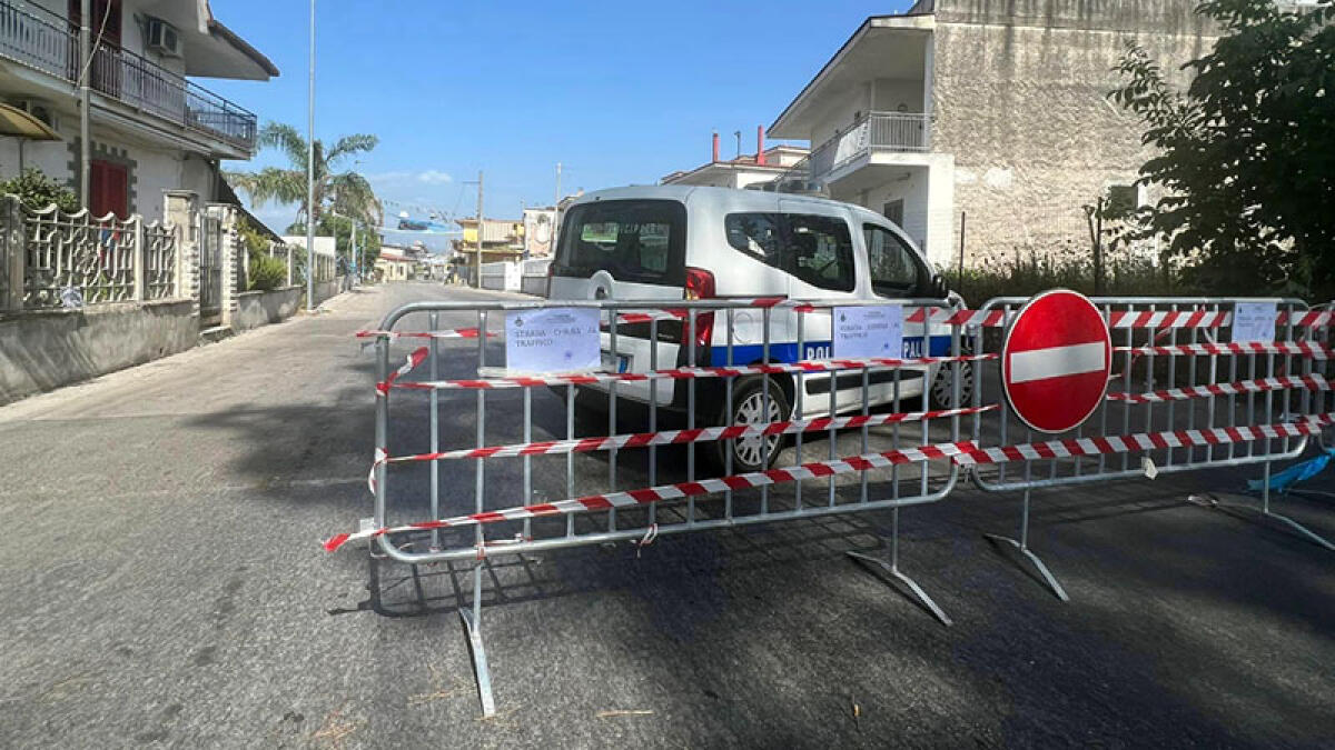 Camion si incastra a Somma Vesuviana: strada chiusa - 