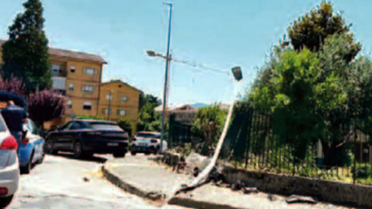 Finisce con la Porsche contro un palo - 