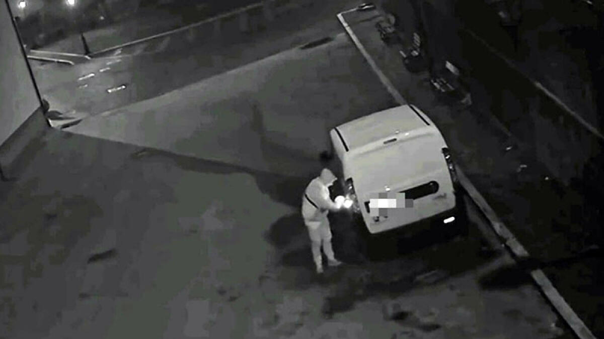 Incendia furgoncino, piromane tradito dalle telecamere - 