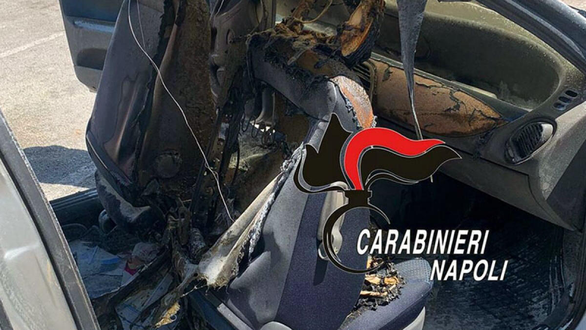 Ragazza picchiata va dai carabinieri, lui le brucia l'auto davanti alla caserma - 