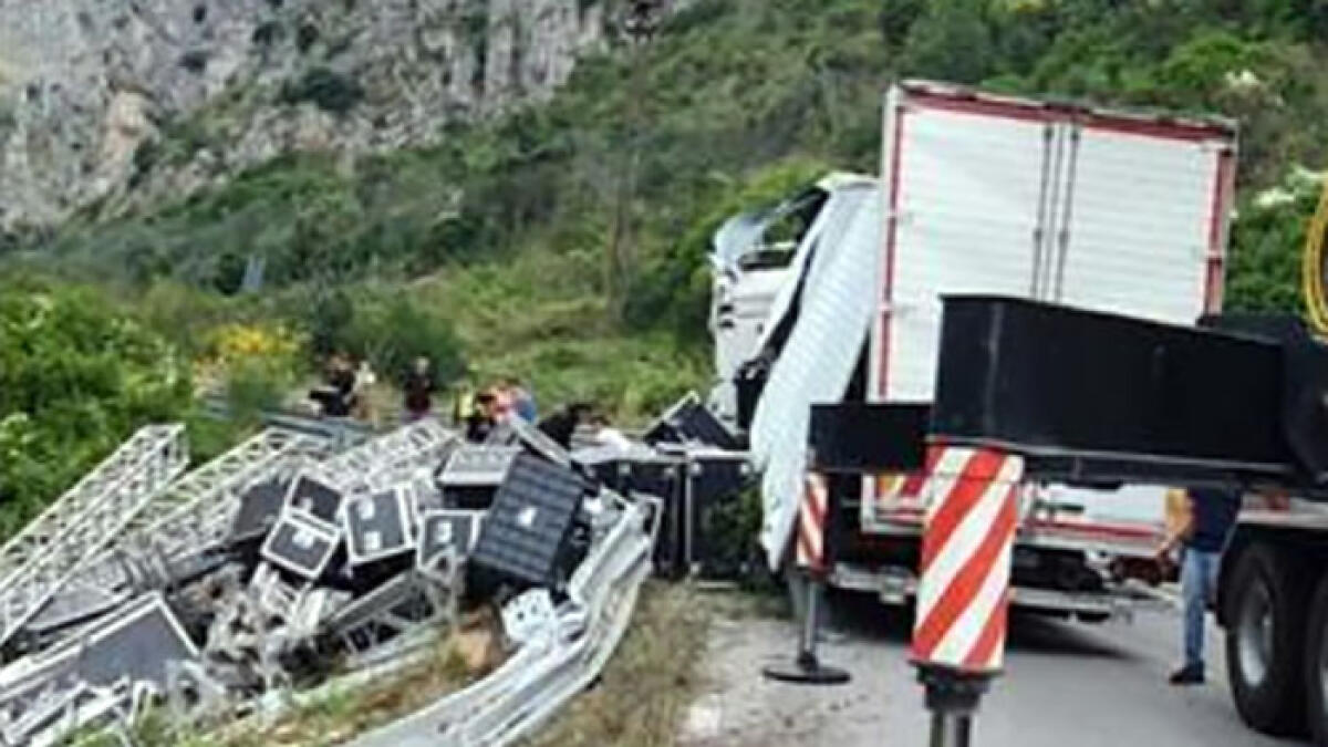 Terribile incidente, si ribalta il camion dello staff del cantante Andrea Sannino - 