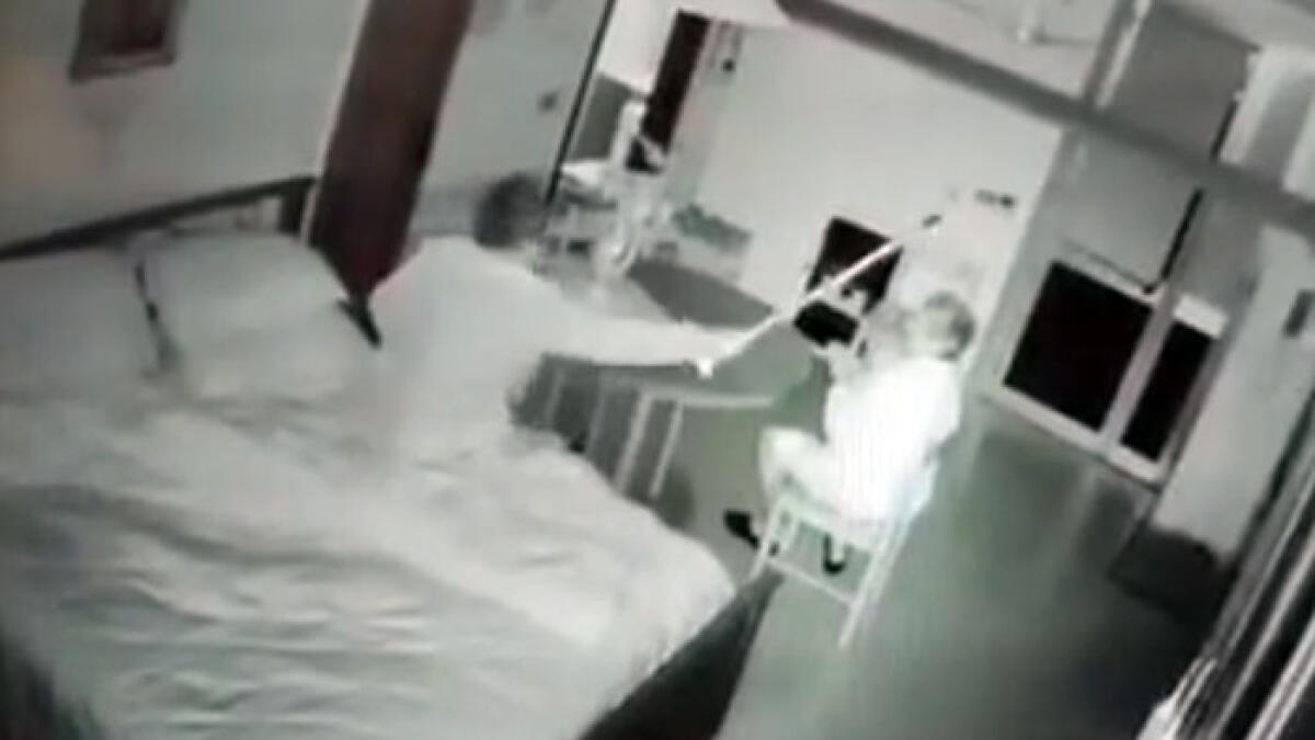 Presa a bastonate e picchiata dalla badante a Marigliano, il terribile video - 