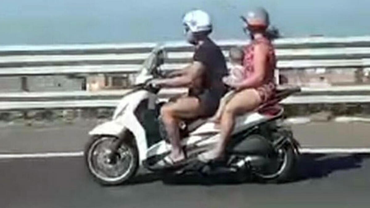 Con un neonato sullo scooter in autostrada - 