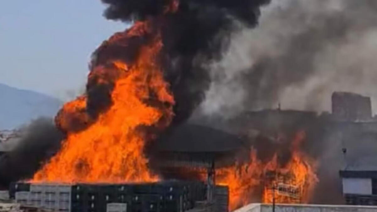 Brucia la fabbrica de La Torrente: abitazioni evacuate - 
