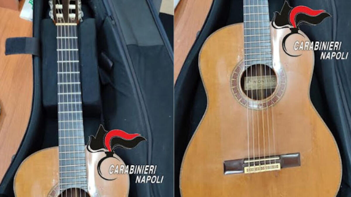 Preziosa chitarra rubata a musicista napoletano ritrovata dopo anni sul web - 