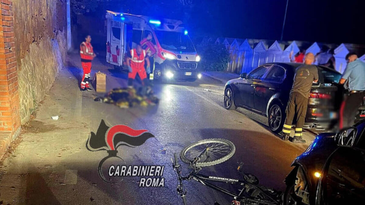 Turista del Napoletano travolto in bici da una Smart: muore sul colpo - 
