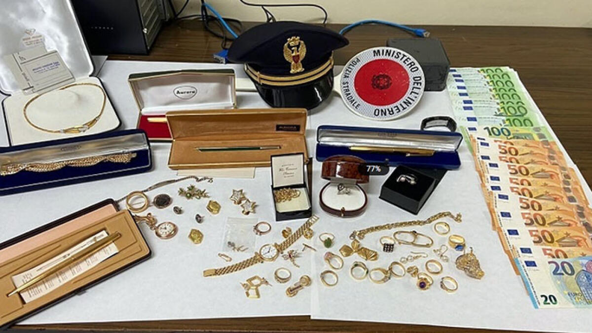 Tre truffatori napoletani bloccati in autostrada - 