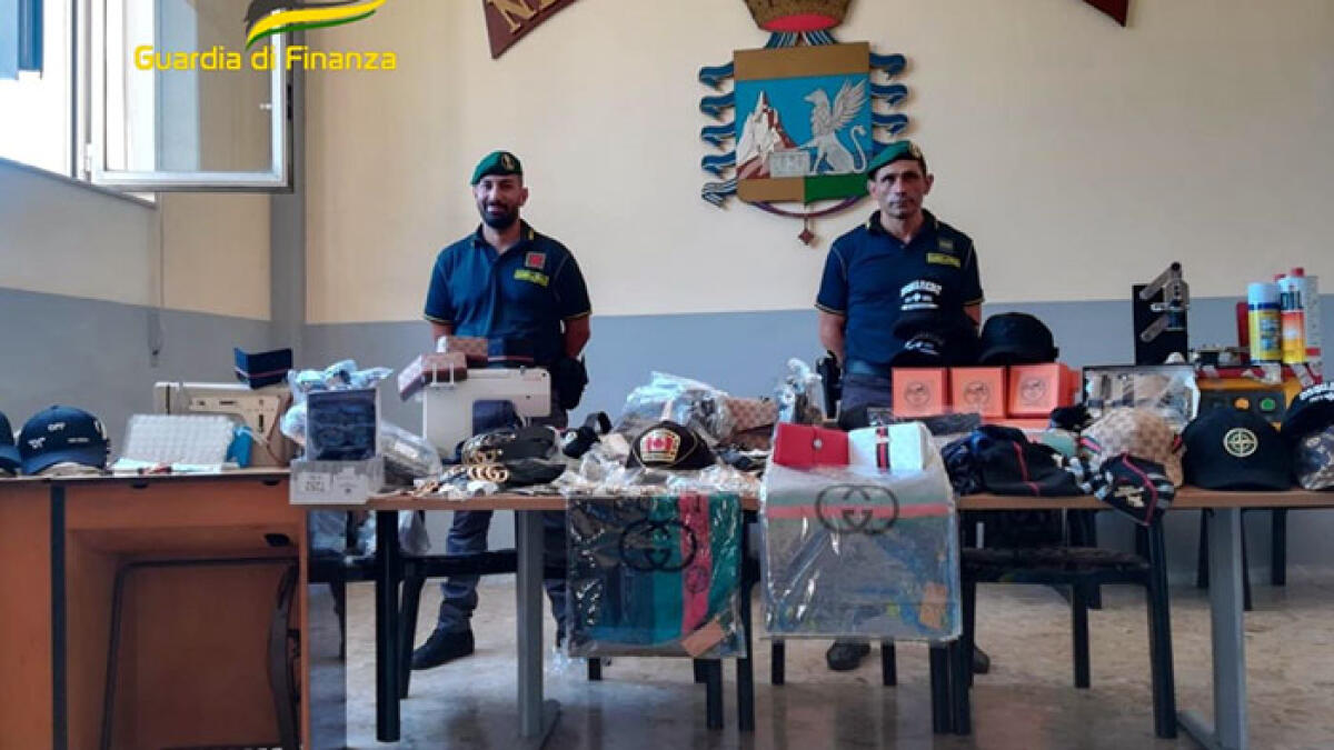 Maxi-sequestro di merce contraffatta a Napoli: portati via anche 3 carrettini di granite - 