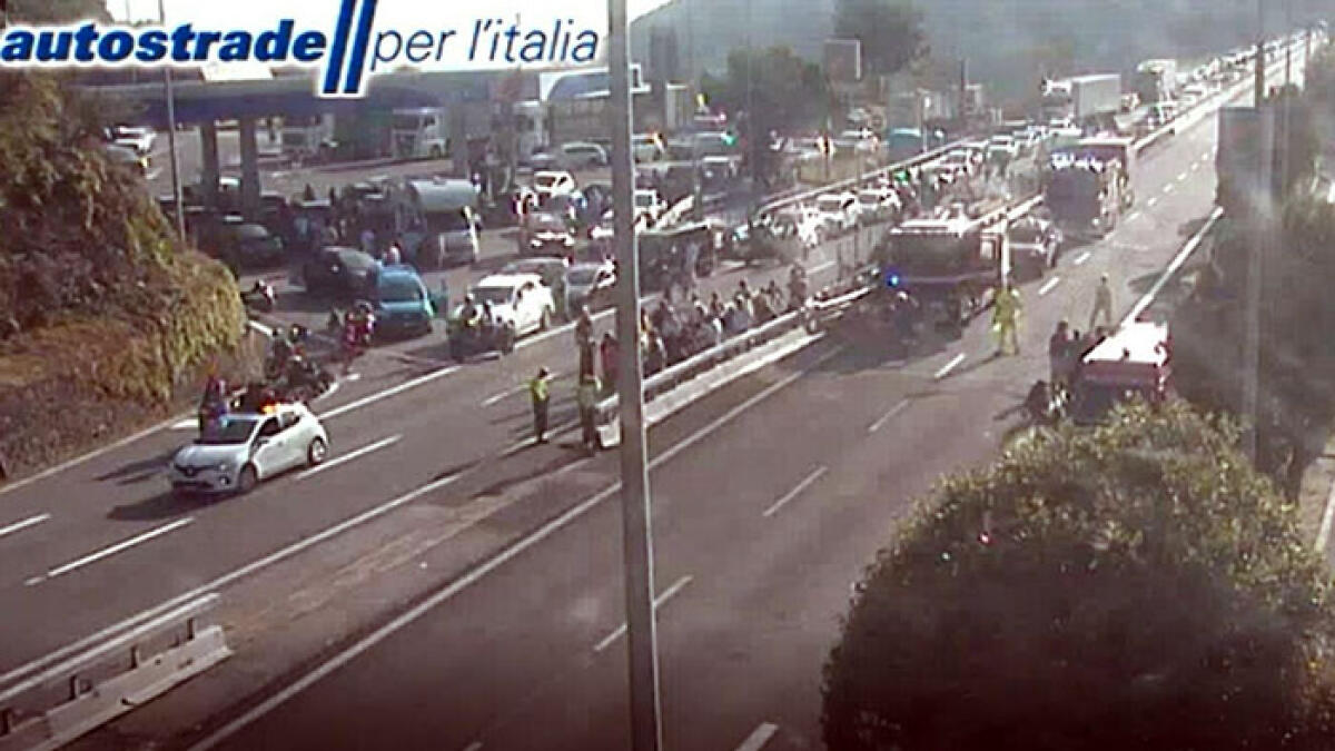 Autobus a fuoco sull'autostrada, 37 intossicati - 