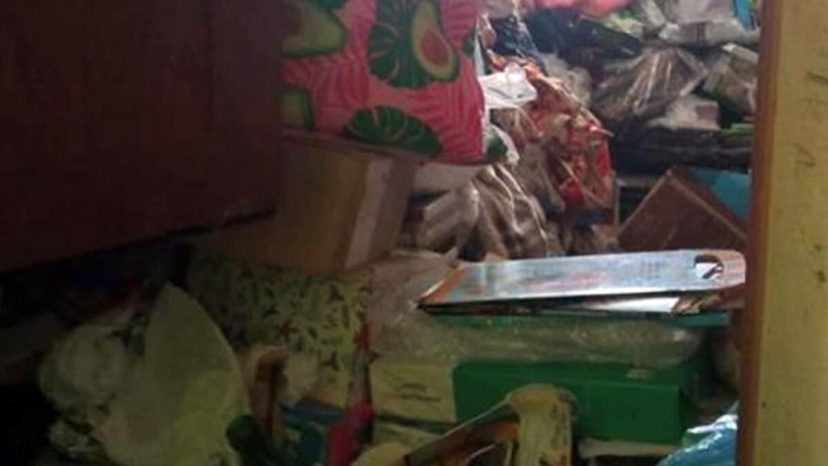 Madre e figlia accumulano oggetti e vivono chiuse in una stanza - 