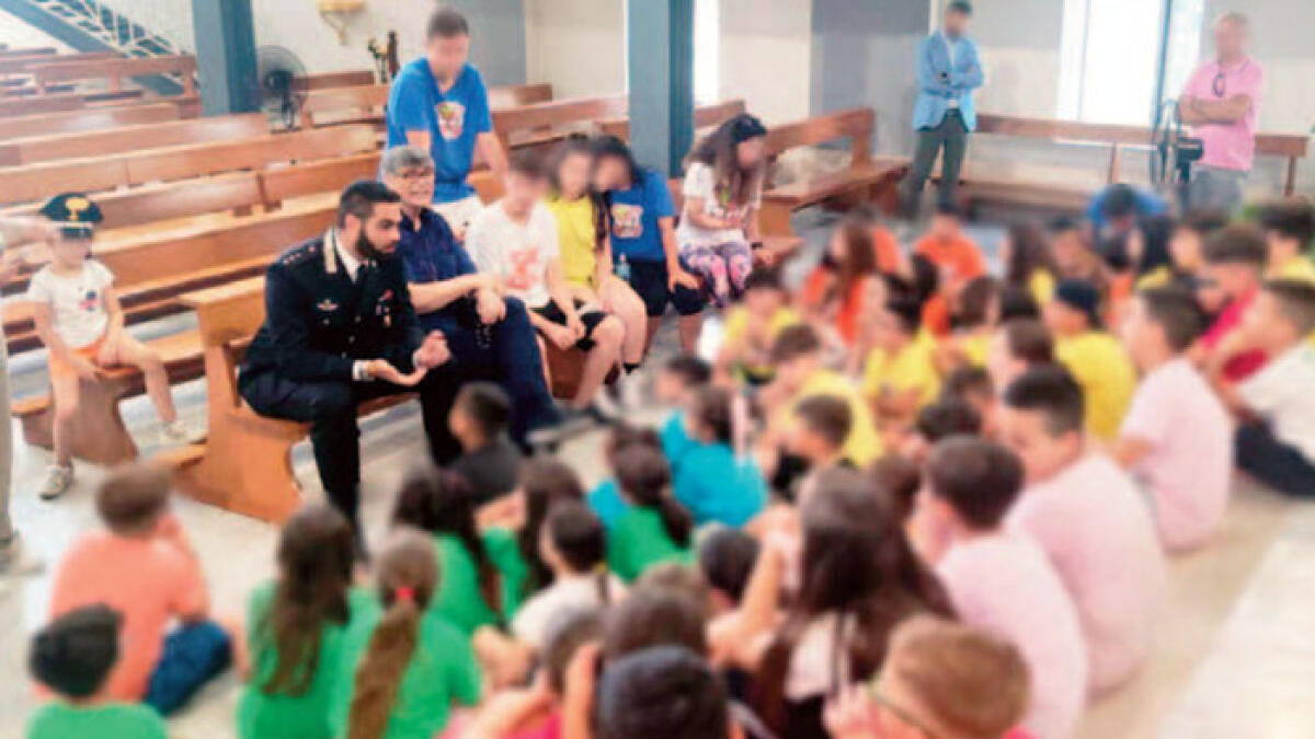 "Ha arrestato papà", poi il bimbo abbraccia il carabiniere - 