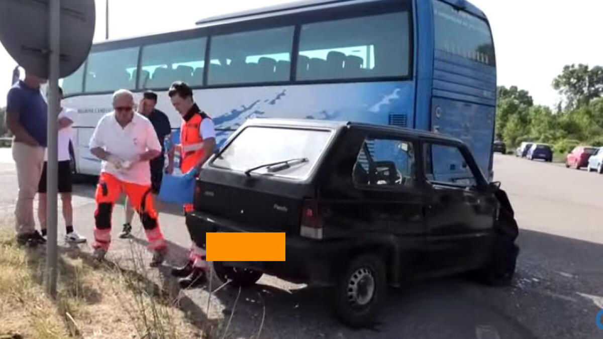 Auto contro bus, tre feriti sulla Statale - 