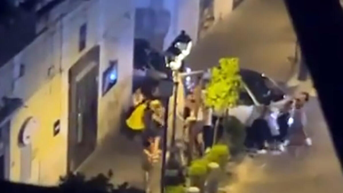 Scopre l'amante del marito, spedizione con 10 donne punitiva contro lei e le figlie - IL VIDEO - 