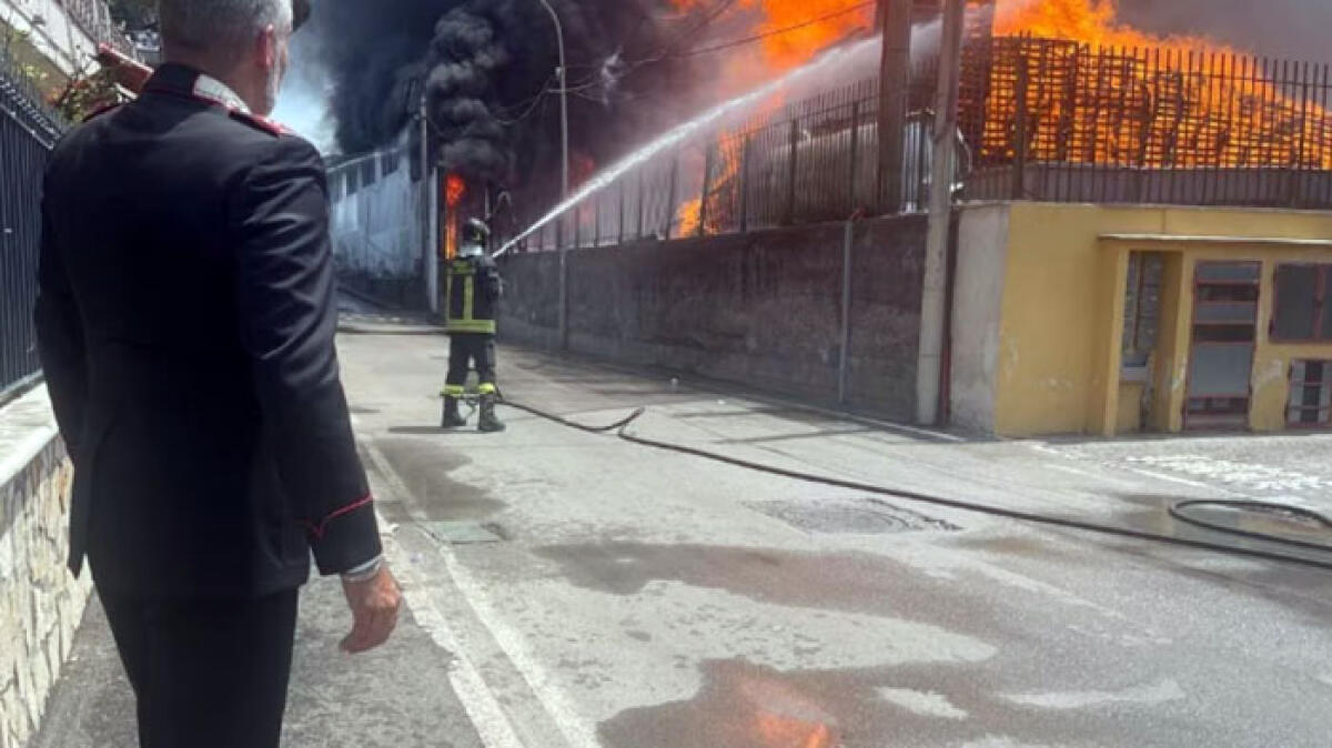 La Torrente in fiamme, incendio innescato dai botti per un matrimonio - 