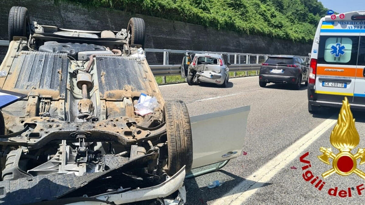 Auto si ribalta sull'A16, conducente intrappolato - 