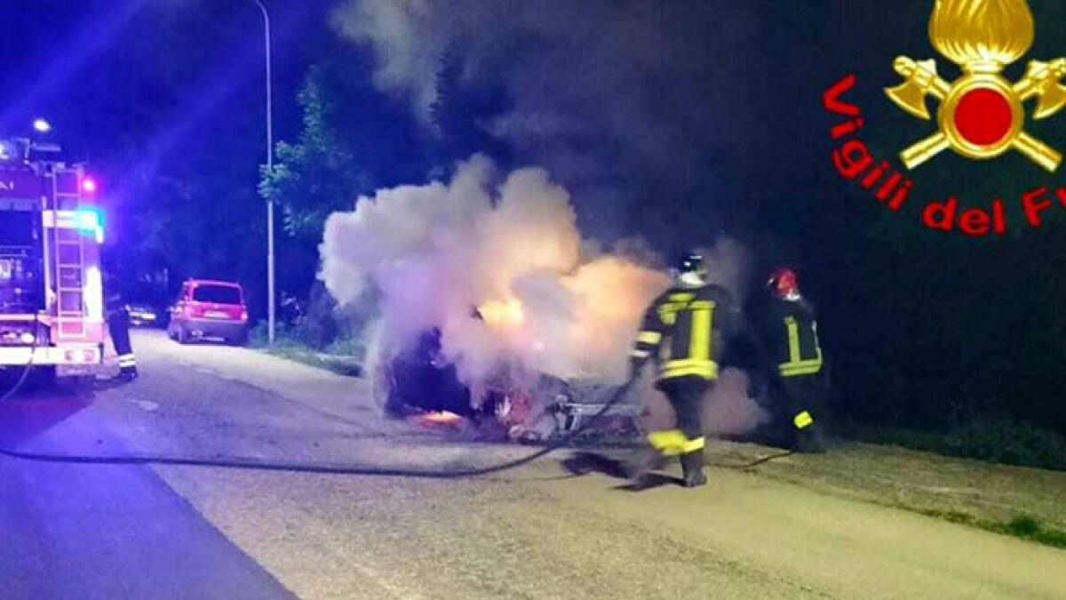 Auto finisce in fiamme mentre viaggia - 